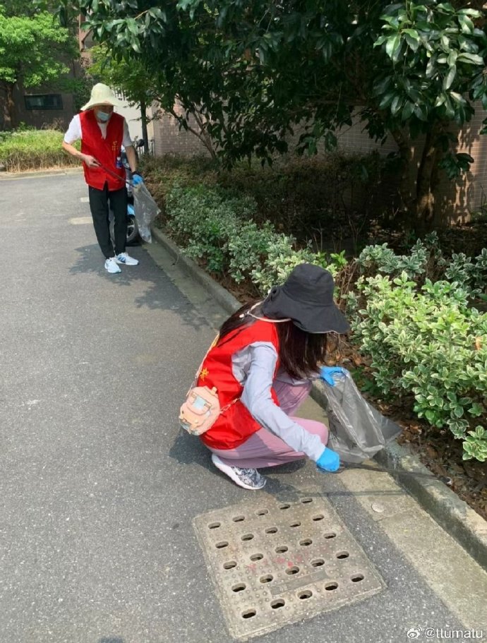 home08111's tweet photo. 这个周末在社区帮忙整理旧物，遇见好多热心邻居，把闲置衣物送到真正需要的人手里，超有意义的小事，希望更多人参与呀～ https://t.co/12pIQFOjDw