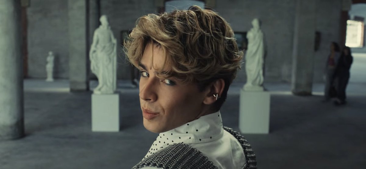 choicelate's tweet photo. Milan resmen grupta onu istemeyenlere Crush'ın girişinde face card ile tokatladı yere serdı bayıldım #CRUSHDEBUT #CRUSH https://t.co/L8EPBYb5cp
