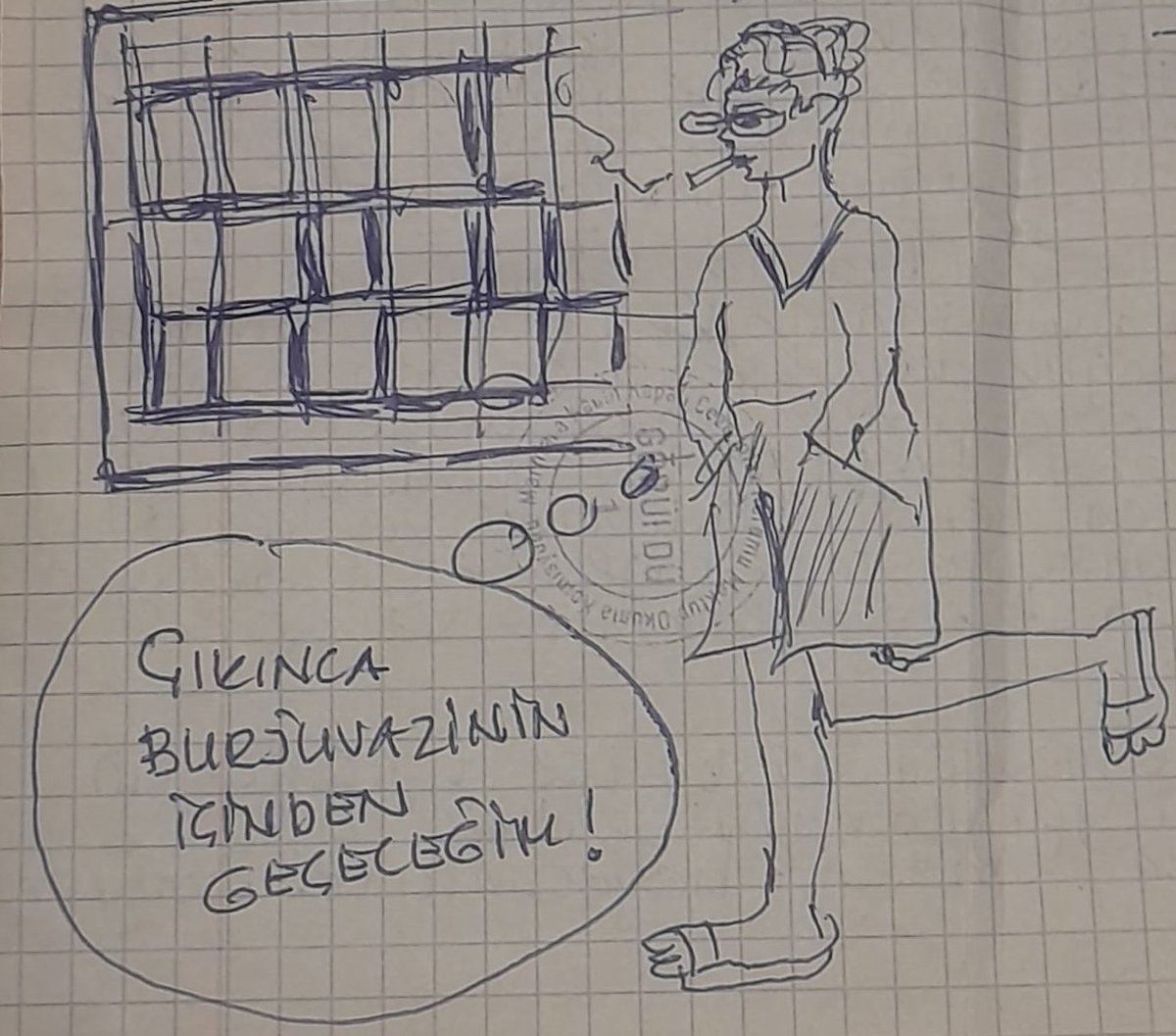 FSYuksek's tweet photo. SİLİVRİ'DEN MEKTUPLAR - II:
İMAMOĞLU ile İBB TUTUKLULARI ARASINDA GÖNÜL BAĞI ZAYIFLAMAKTA
========================================

Burası da neticede kainatın bir noktası ; zaman öyle veya böyle akıp gidiyor. Önemli olan , beynin zamanı nasıl algıladığı. Ve beyninize zamanı nasıl algılaması ve yönetmesi gerektiğini öğretebiliyorsunuz. Böylece dışarıda olmak ile içeride olmanın bir farkı kalmıyor.

Bitmek bilmeyen ihtiyaçlar ve tüketme hastalığını burada sınırlamak zorunda bırakılmanın da nefsi terbiye eden bir tarafı var. Tırnak makası ile saç kesmeyi , tişörtün boyun kısmını yandan yırtıp etek yapmayı, çatlak topuklarınızı tereyağı sürerek onarmayı filan öğreniyorsunuz.

Semaverde yapılan yemekler, masterchef yarışmasını aratmayacak seviyede. Türk kadınının temizlik ve titizliğine ise burada on puan daha vermek lazım. Uyuşturucudan yatanından siyasi tutukluya kadar herkes koğuş temizliğini ve kişisel bakımını eksiksiz yapıyor. İş bölümü ve dayanışma mükemmel.
Yaşlı, yoksun ve düşkün olanlar da genç mahkumların şefkati desteğiyle zorluk yaşamadan hayatlarını sürdürüyorlar.

Toplumun uzak durduğu, tehlikeli suçlardan mahkum olmuş insanların bile içine derin bir yolculuk yaptığınızda pek çok değerli cevher çıkarabiliyorsunuz. 

Çevremde; okumuş,statü sahibi, kendini toplumun üstünde gören pek çok insanda yıllardır ümitsizce kovaladığım o "özü" burada bazı insanlarda on güne yakaladım. Aİlelerimiz, doğal olarak;
"uyuşturucu sanıklarıyla nasıl yatıyorsun"
diye endişe ediyor ama inanın veya inanmayın, marka giyimli, entellektüel görünümlü,para ve kariyer sahibi insanların arasında, siz çok daha tehlikedesiniz.

Para, kumaş, kol saati , statü bütün hastalıkları görünmez kılabiliyor. 
Buradaki insanlar ise çırılçıplak karşınızda.

Tabi bu durumun hırsızlık ve uyuşturucu gibi suçları önemsizleştirdiği düşünülmesin.

Uyuşturucu kullanımı ve satıcılığınınj ulaştığı seviye toplum ve geleceğimiz adına çok endişe verici. 2024 yılında Bakırköy Kadın Cezaevi'ne girdiğimde gördüğüm uyuşturucu vakaları olağanüstü artmış.
Sosyal profil inanılmaz gelişmiş ve genişlemiş.
Ev kadınları, 70 yaşındaki nineler, öğretmenleri, temizlik işçileri veya para kazanan iş kadınları. 

"Torbacı " olarak tabir edilen kesimin gerekçesi daha çok yoksulluk.Bunların arasında örneğin çok sayıda ev kadını var. 

Bazıları yaptıkları şeyi "meslek" ve geçim kapısı olarak görüyor; ahlaki ve vicdani boyutunu sorgulamıyor. Paranın tadını aldıktan vazgeçemeyen veya vazgeçmeyi düşünmeyenler de var. Bu insanlar üzerindeki rehabilitasyon çalışmasının yeterli olduğu da düşünülemez. Çoğu, çıktıktan sonra , aynı işi yapmaya devam edeceğini söylüyor. Uyuşturucunun bu derece yayılması ve kolay erişimi sağlanabilir hale gelmesi gerçekten büyük bir felaketin habercisidir. Çocuklarımızı korumalıyız.

Yalnızlığın en acı örneklerine , en karanlık dehlizlerine de burada rastlamak mümkün. Seçilmiş bir yalnızlık değil bu. Kaderi doğuştan çizilmiş ve giderilmesi mümkün olmayan bir kimsesizlik. Yetiştirme yurtlarında büyümüşler. Hayatlarında bir kez bile kendileri için endişe eden, merak eden, ne yaptığını soran kimse olmamış. 

Tükenmek bilmeyen bir şimdiki zaman, hiç olmayan bir geçmiş ve toplu iğne ucu kadar bir umut vaat etmeyen bir gelecek zincirlemesi içinde aslında yaşamıyorlar; soluk alıp verme egzersizi yapıyorlar.

Siz dışarıda nasıl;
"Şuradan para gelebilir mi?"
"Bu yıl tatili yurtdışında mı yaparım?"
"Haydi gidelim deniz kenarında bir balık yiyelim" vs gibi motivasyonlarla yaşarken , biz de burada demir kapı gürültüyle açılınca;
"mektup mu geldi? Revire mi çağıracaklar"
umuduyla heyecan buluyoruz.

Kantin siparişlerinin gelmesi büyük bir neşe ve enerji yaratıyor. Tutukluların arasıra kendi aralarında kavga etmesi bile gün boyu konuşulacak bir konu olarak günlük hayata dinamizm katıyor.

En büyük destek kitap. Kitap okumak, tutuklu insanın ruhunu dört duvarın arasından alıp, avludan gökyüzüne uçuran tek şey. Silivri'nin çok zengin bir kütüphanesi var. Dört kitap istedim ama sadece bir tanesi geldi. 

Çivi çiviyi söker diye Albert Camus'un en iç karartıcı kitaplarından biri olan Veba'yı okuyorum. Kötü bir çeviri ama yazarlık o kadar güçlü ki kötü bir çeviri bile eserin ruhunu bozamıyor.

Biraz da güncel olaylardan söz edecek olursam, Silivri'yi kamuoyunun gözü önünde tutan tabiki İmamoğlu ve İBB tutukluları.

Toplumun ve medyanın merceği sadece bu olaya odaklanmış durumda. İki yaşındaki bebeğini kimsesi olmadığı için üvey anneye bırakmış, çocuğunu yanına aldırma hakkına sahip olduğunu dahi bilmeyen, kaygıdan geceleri uyuyamayan 21 yaşındaki genç anneye odaklanacak değildiniz ya.

Her kesim sadece kendi "elitinin" sorunları ile ilgileniyor. Titanik gemisinin alt kamaralarında sular ayak bileğine kadar yükselmiş , kimsenin umurunda değil.

Dışarıda nasıl Özgür Özel ve Kemal Kılıçdaroğlu, ne parti tabanını, ne de muhalif kesimi temsil yeteneğinden yoksun, ayakları yerden kesik şekilde dolaşıyorlarsa; burada da Ekrem İmamoğlu göğe yükselen İsa Mesih gibi başının üstünde ilahi bir hale ile hücresiyle duruşma salonu arasında gidip geliyor.

Kendisiyle aynı davalardan yargılanan Silivri tutuklulularını temsil ettiğini düşünüyor, çıkışlarını çoğu zaman onların da adına yapıyor ama bilmediği bir şey var.

İBB tutuklulularının büyük bir çoğunluğu ve onların dışarıda perişan olmuş aileleri, kendisine karşı siyasi bir bağlılık duymadıkları gibi gönül bağı dahi kopmaya başlamış. 

Siyasetin acımasız çarkının sıradan vatandaşlar olarak kendilerini öğütmesinden acı duyuyorlar. İmamoğlu'nun neden aniden çevresindeki dar kadro ile kafa kafaya verip, ortada ne fol, ne yumurta yok iken belediyeciliği bırakıp Cumhurbaşkanlığı seçimi kampanyasına başladığını anlayamıyorlar.

Kimisi belediyede iş bulduğuna, kimisi İBB'den iş aldığına sevinen bu insanlar, kendilerini birden bire Silivri'nin soğuk duvarları arasında bulmaya alışamıyor. İmamoğlu'nun mağduriyet düzeyi ve tutuklanma sebebi birbirinden tamamen ayrı insanların tümünden kendi kadroları ve kendi "inananları" gibi bahsetmesinden de teselli buluyor değiller. 

Siyasetten bıkmış, ürkmüş ve soğumuş durumdalar.

Medyaya başlık vermekten başka bir işe yaramayan,
"ben buraya sizi yargılamaya geldim" gibi
aşırı çıkışlar da kimseyi heyecanlandırmıyor.

Dosyanın altlarındaki bu insanların tek isteği , bir an evvel evlerine dönmek ve yaşananları ebediyyen unutmak.

İnsanlık adına bir dram, gazetecilik adına bir hikaye çarşısının ortasında kendi kaderimi beklemekteyim.

4 Ağustos Salı günü Kartal Anadolu Adliyesi'ndeki duruşmama hepinizi beklerim.

Fatma Sibel Gürcihan
Marmara Ceza İnfaz Kurumu 
10 Nolu Kapalı Kadın Cezaevi
Koğuş C/7
