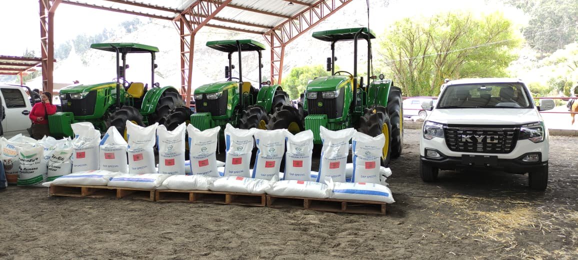 Agricultura_CZ6's tweet photo. #Azuay | Más de 1.500 productores de Azuay, Cañar, Loja y Morona Santiago participaron en una jornada historica de entrega de tractores, camionetas, créditos, títulos de propiedad, maquinaria, insumos y otros beneficios para fortalecer el campo ecuatoriano. 💪🇪🇨 https://t.co/Eir1vKvGnr
