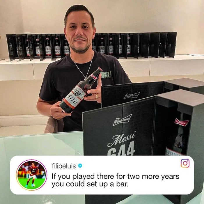 rizxxdx's tweet photo. Kebobolan dapet Bir!

Ketika kolaborasi Messi dan Budweiser ngirim Bir ke setiap goalkeeper yang pernah Messi bobol sebanyak goal yang dia bikin.

Paling banyak dapet Diego Alves, 21 botol.
Posisi 2 ada Iker Casillas, 17 botol.

Lalu ada komen Filipe Luis yg becandain Diego 🤣👇🏼 https://t.co/qIvGVSswJh