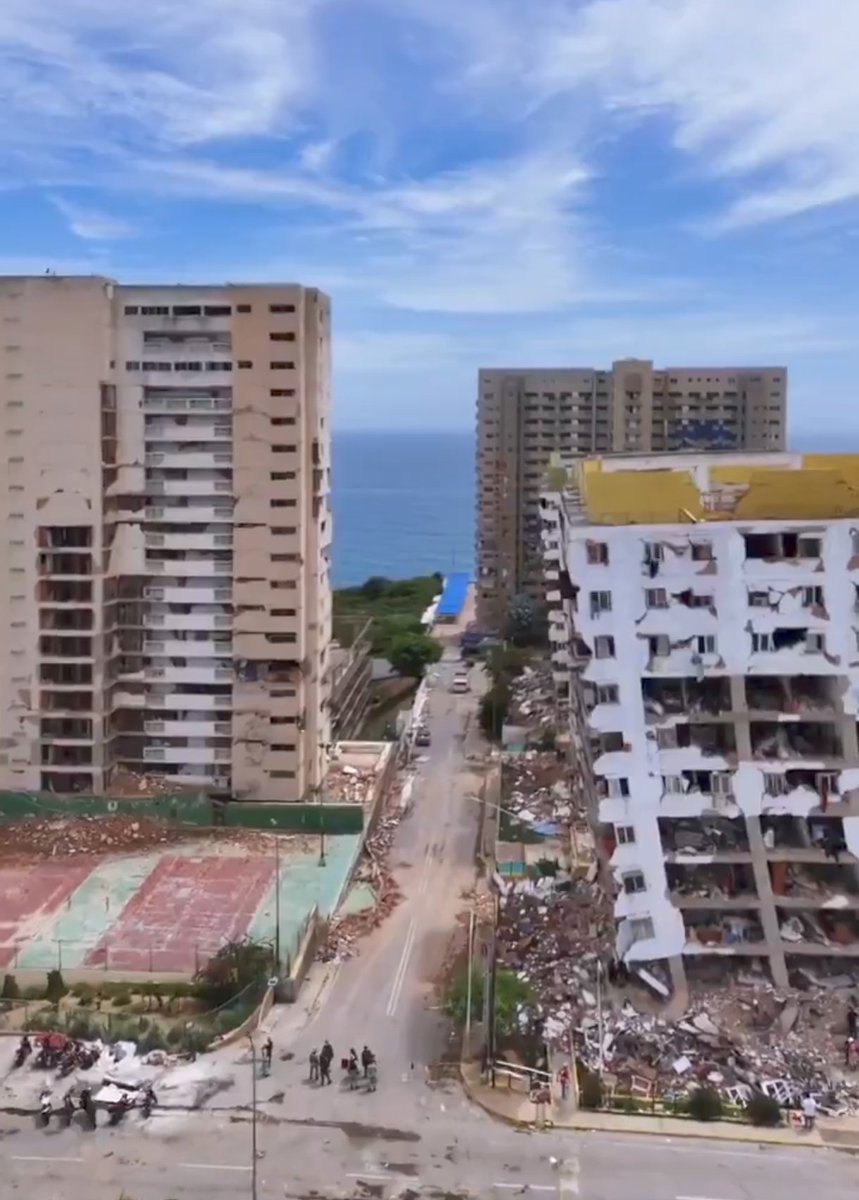 fertineo's tweet photo. Me impresionaba la inclinación de este edificio... Voy 30 de julio fue demolido en Playa Grande, La Guaira #Vargas https://t.co/QTmdI4jzkw