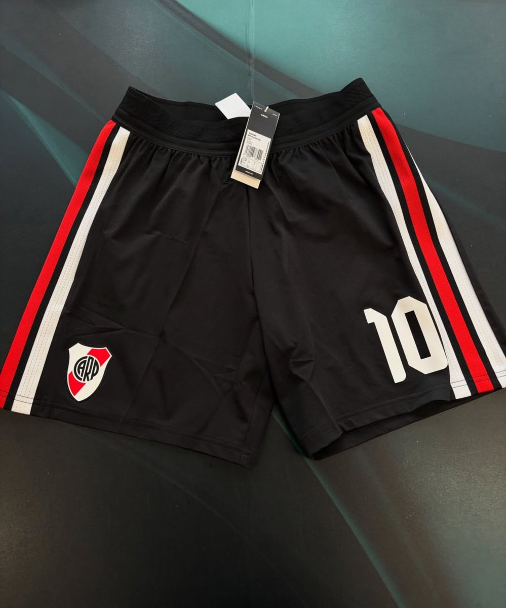 GerCarp35's tweet photo. Estamos ante el mejor short que sacó River en los últimos 20 años, como mínimo.

Locura total, eh. 🐔 https://t.co/74fUkV2yPQ
