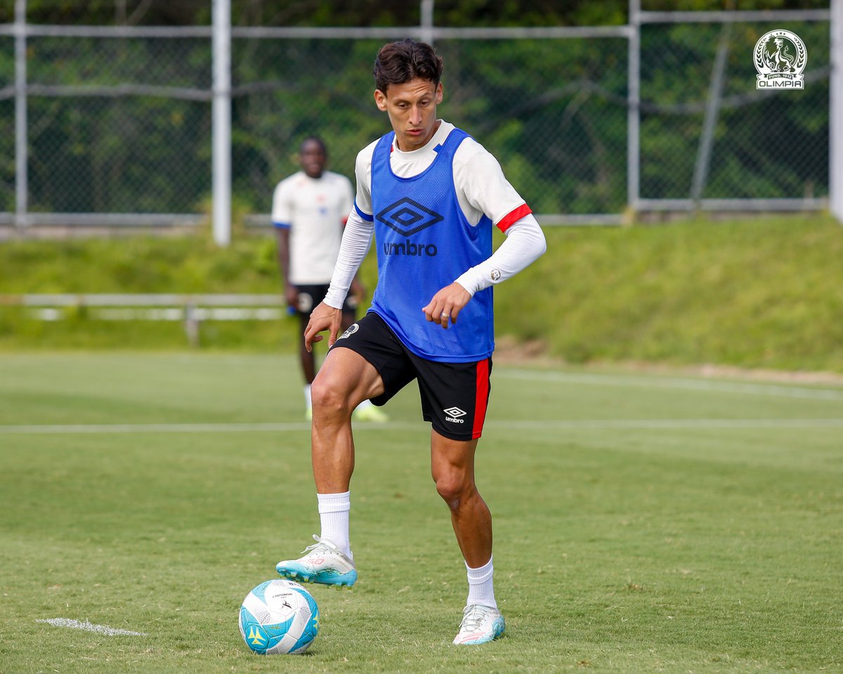CDOlimpia's tweet photo. La preparación continúa. 💪⚽

El equipo trabaja enfocado en el duelo de este domingo ante UPNFM, en nuestro arranque liguero.  ¡Vamos con todo, leones! https://t.co/fgYQ0DhShB
