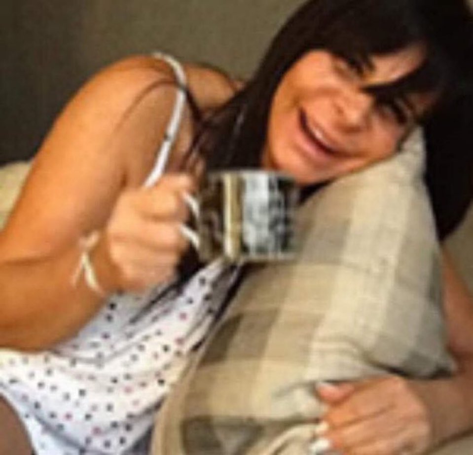 eusilembroo's tweet photo. minha barriga pode ta se corroendo mas nao vou parar de tomar meu cafe coado nunca nunquinha https://t.co/Yebwz57Qco