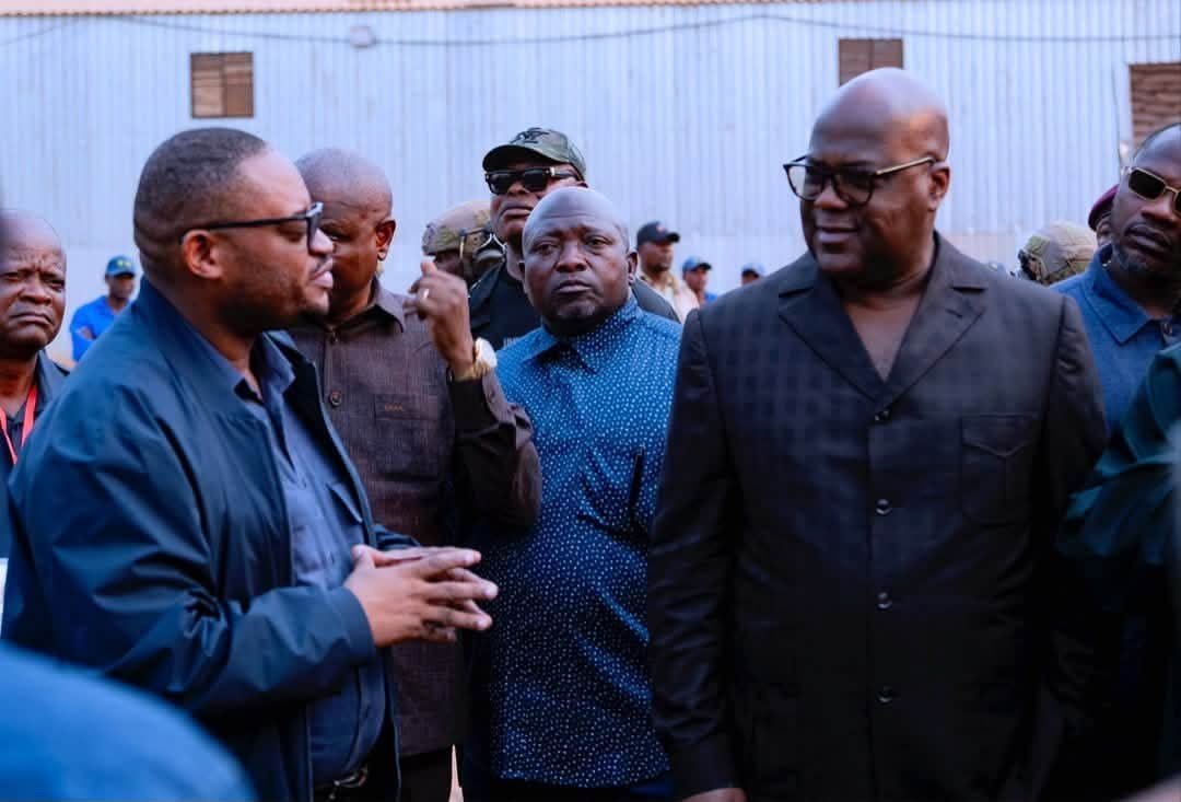 ebalemozindo's tweet photo. #RDC: #HAUT #LOMAMI. 

Ce cliché traduit une complicité éloquente entre le Ministre des Finances, Monsieur Doudou Fwamba @LikundeR , et le Chef de l'État, Félix Antoine Tshisekedi Tshilombo. Le regard d'écoute et la posture respectueuse du ministre reflètent son allégeance, sa fidélité et la confiance mutuelle fondamentale pour la concrétisation de la vision du Chef de l’État.
