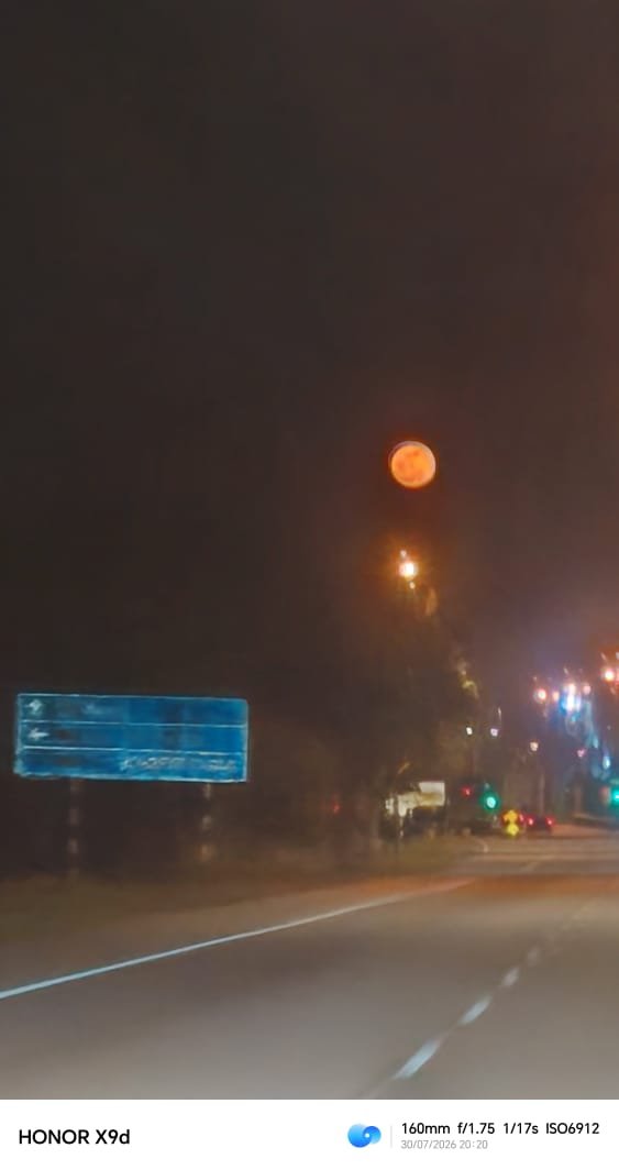 Reva20150919's tweet photo. Blood moon... Sama pukul 4 pagi https://t.co/TOWr55ajjF