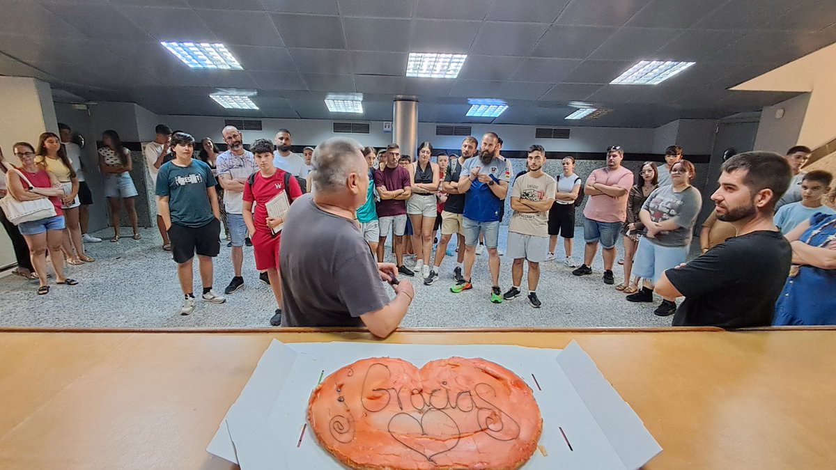 amlaslagunas's tweet photo. Con un detalle en forma de dulce y unas sentidas palabras, nuestro compañero Jussi ha querido despedirse de nosotros 🫶🏻.

Ahora emprende un nuevo camino 👣, pero estar en la agrupación ha sido muy importante para él.

¡Le deseamos lo mejor! 😊

#AMLasLagunas https://t.co/uXd8NkzCzd