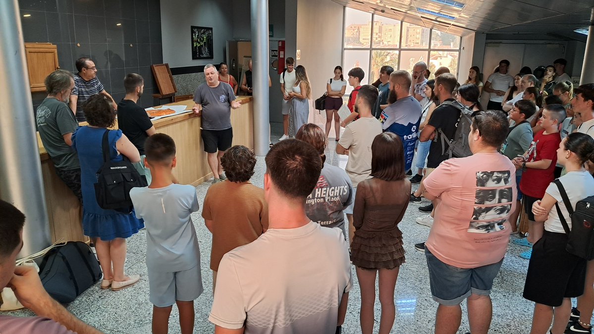 amlaslagunas's tweet photo. Con un detalle en forma de dulce y unas sentidas palabras, nuestro compañero Jussi ha querido despedirse de nosotros 🫶🏻.

Ahora emprende un nuevo camino 👣, pero estar en la agrupación ha sido muy importante para él.

¡Le deseamos lo mejor! 😊

#AMLasLagunas https://t.co/uXd8NkzCzd