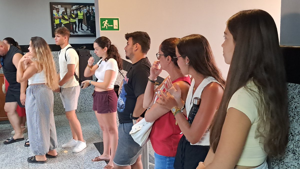 amlaslagunas's tweet photo. Con un detalle en forma de dulce y unas sentidas palabras, nuestro compañero Jussi ha querido despedirse de nosotros 🫶🏻.

Ahora emprende un nuevo camino 👣, pero estar en la agrupación ha sido muy importante para él.

¡Le deseamos lo mejor! 😊

#AMLasLagunas https://t.co/uXd8NkzCzd