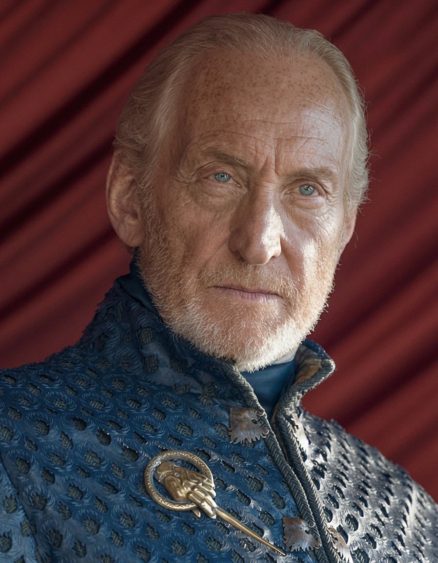 KingTargaryenn's tweet photo. 10 cosas que quizá no sabías sobre Tywin Lannister, el hombre más temido de Poniente:

1. Tywin nació en Roca Casterly en el año 242 d. C. (después de la Conquista). Fue el hijo mayor de Tytos Lannister y Jeyne Marbrand. Sus hermanos fueron Kevan, Tygett, Gerion y Genna Lannister.

2. Desde joven sufrió al ver cómo los vasallos de su padre se burlaban de él. Tytos Lannister era un hombre débil que permitió que casas como los Reyne y los Tarbeck se aprovecharan de su autoridad y acumularan deudas sin devolver el dinero. El golpe definitivo para Tywin llegó cuando su padre tomó como amante a una prostituta que incluso lucía las joyas de su difunta madre.

3. Siendo copero en Desembarco del Rey, Tywin trabó amistad con el príncipe Aerys Targaryen y con Steffon Baratheon. Al regresar a Roca Casterly comenzó a restaurar el prestigio de su casa: recuperó las deudas y exterminó a las casas Reyne y Tarbeck. La canción Las lluvias de Castamere recuerda aquel episodio.

4. Cuando Aerys II ascendió al Trono de Hierro en el año 262 d. C., nombró a Tywin Mano del Rey. Tras la muerte de Tytos, Tywin regresó a Roca Casterly y expulsó públicamente a la amante de su padre, obligándola antes a desfilar desnuda.

5. Tywin se casó con su prima Joanna Lannister y continuó como Mano del Rey hasta que la relación con Aerys se volvió insostenible. Los rumores sobre la cercanía del rey con Joanna dieron origen a la teoría de que los hijos de Tywin podrían tener sangre Targaryen.

6. Rompió definitivamente con Aerys cuando este rechazó el matrimonio entre Rhaegar y Cersei y nombró a Jaime miembro de la Guardia Real. Entonces regresó a Roca Casterly.

7. Durante la Rebelión de Robert permaneció neutral casi hasta el final. Después marchó sobre Desembarco del Rey, saqueó la ciudad y sus hombres asesinaron a Elia Martell y a sus hijos, mientras Jaime acababa con el Rey Loco.

8. Aunque despiadado, Tywin fue un gobernante excepcional. Como Mano del Rey aportó estabilidad al reino y destacó por su capacidad para administrar las finanzas, lo que dio origen a la famosa broma de que “cagaba oro”. Era más respetado que querido.

9. Tras la muerte de Robert Baratheon volvió a ser Mano del Rey, esta vez de su nieto Joffrey, y dirigió la estrategia de los Lannister durante la Guerra de los Cinco Reyes.

10. Tywin murió en Desembarco del Rey en el año 300 d. C., asesinado por su hijo Tyrion, a quien nunca trató con el cariño ni el respeto que merecía.

En mi opinión, Tywin Lannister fue uno de los personajes mejor escritos de todo Canción de Hielo y Fuego: un estratega brillante, un gobernante excepcional y un hombre cuya mayor fortaleza terminó siendo también su mayor debilidad.