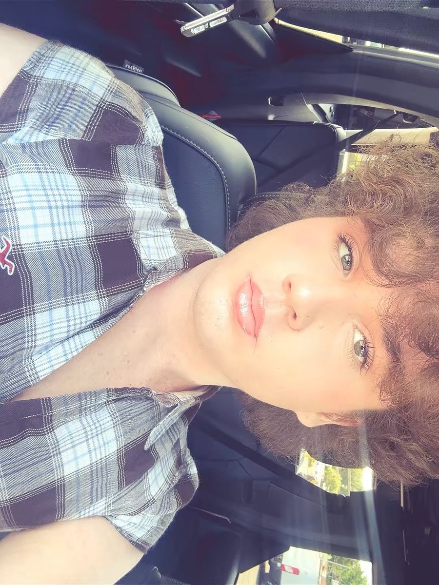 aquathefem's tweet photo. be honest would you kiss a femboy🤔💖 #femboy #gay #mlm #makeup https://t.co/qescGT4wpG