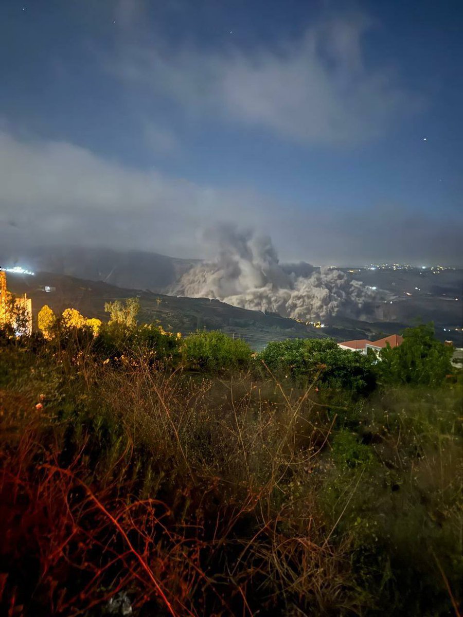 InfoSudLiban's tweet photo. L’armée israélienne vient d’utiliser plus de 700 tonnes d’explosifs dans le sud du Liban.

La terre dans le sud du Liban a tremblé. Tsahal continue de tout raser. https://t.co/rMdCaK7u5Q
