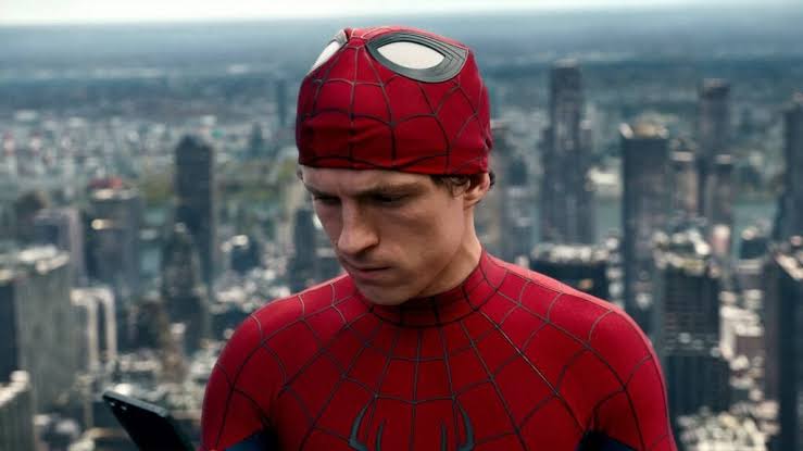 DailyScreenMT's tweet photo. Reseña #SpiderManBrandNewDay CON SPOILERS🚨
.
.
.
.
.
.
.
.
.
.
Spider-Man: Brand New Day es un gran improvement de lo que Marvel nos ha dado últimamente. Es la primera en mucho tiempo que no se siente como si estuviera filmada completamente frente a una green screen. Visualmente hay un cambio muy notorio, sobre todo en cómo retrata Nueva York, y la dirección de Destin Daniel Cretton le da una identidad mucho más aterrizada.

Las dinámicas entre personajes funcionan muy bien y las escenas de acción están increíblemente bien coreografiadas. Entiendo perfecto por qué tanta gente la está poniendo como la mejor película live-action de Spider-Man desde Spider-Man 2. Se nota muchísimo la diferencia con la dirección de Jon Watts; esta sí tiene personalidad.

Mi parte favorita fue todo el lado introspectivo de Peter. La película explora cómo intenta reprimir su lado de araña, como si fuera una versión de él que quisiera esconder. Hay una conversación con Hulk que me encantó porque plantea cómo decidimos qué parte de nosotros es la buena y cuál es la mala. Al final, Peter termina aceptando ambas, y ese arco se siente muy humano.

También me gustó muchísimo la dinámica entre Peter y Punisher; ambos están en situaciones parecidas y se entienden de una forma muy interesante. Jean Grey está muy bien retratada y aporta bastante emocionalmente.

Mi mayor problema es el villano principal. La película construye mucho misterio, pero cuando llega la revelación se queda corta porque nunca termina de desarrollar bien sus motivaciones.

Y todo lo de MJ y Peter me encantó. Hay escenas muy bonitas donde vemos a Peter con sus amigos, tratando de reconectar y salir adelante, y realmente se siente su desesperación. Es de las pocas películas recientes de Marvel que me hizo conectar con Peter como persona y no solo como Spider-Man.