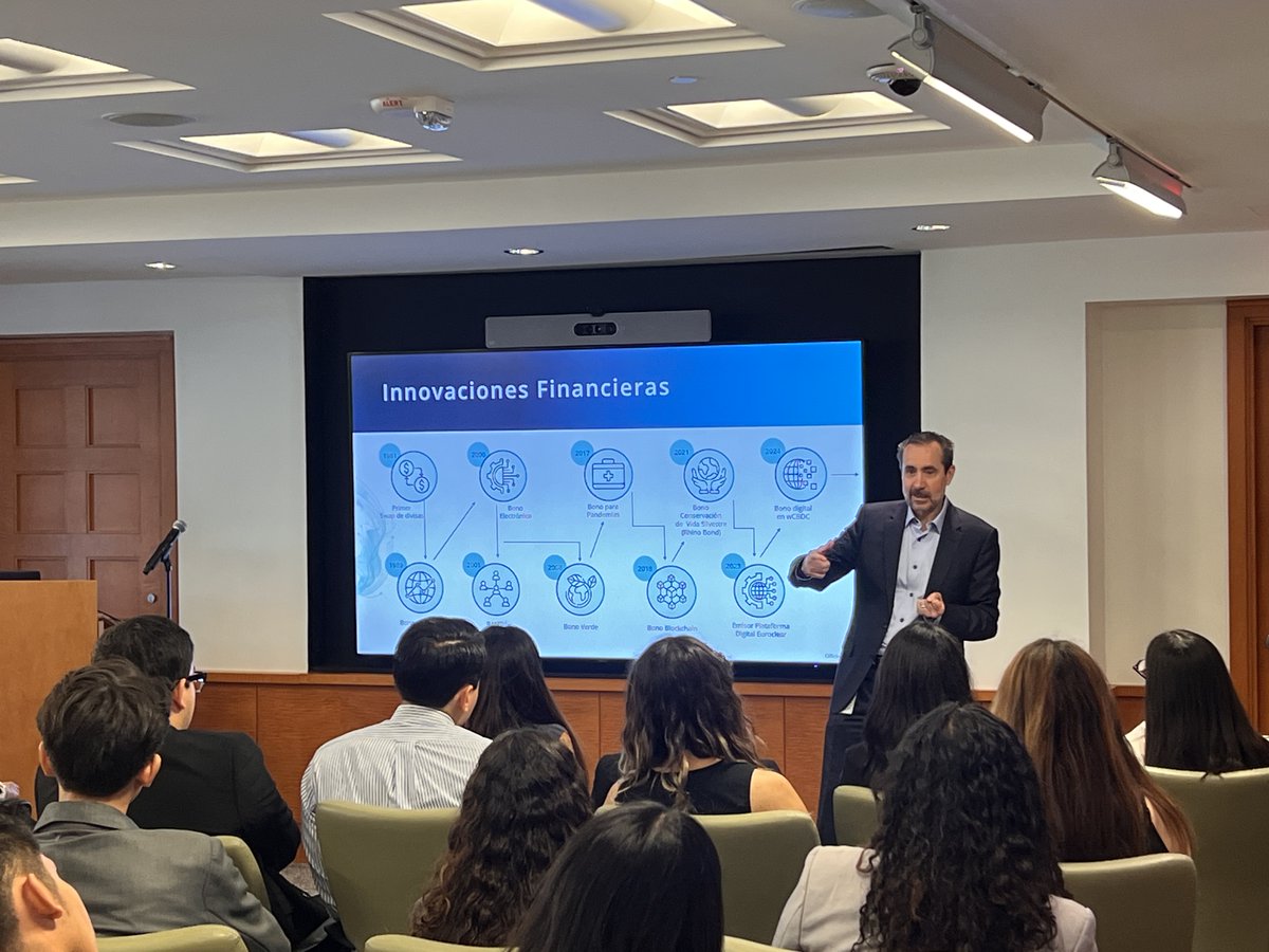 Familiar_BM's tweet photo. Hoy recibimos en la Tesorería del @GrupoBancoMundial a jóvenes del programa de liderazgo en políticas públicas @Georgetown en alianza con @VarkeyFdn y Fundación @Coppel.
Me inspiró profundamente su compromiso con el cambio social y educativo de América Latina. https://t.co/HWia9D5J9W