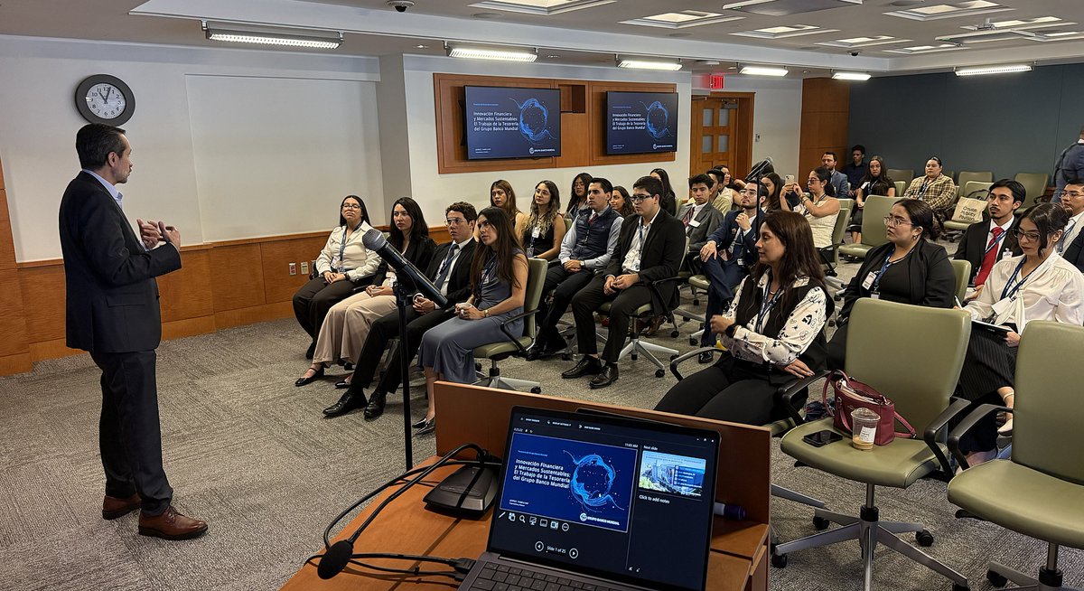 Familiar_BM's tweet photo. Hoy recibimos en la Tesorería del @GrupoBancoMundial a jóvenes del programa de liderazgo en políticas públicas @Georgetown en alianza con @VarkeyFdn y Fundación @Coppel.
Me inspiró profundamente su compromiso con el cambio social y educativo de América Latina. https://t.co/HWia9D5J9W