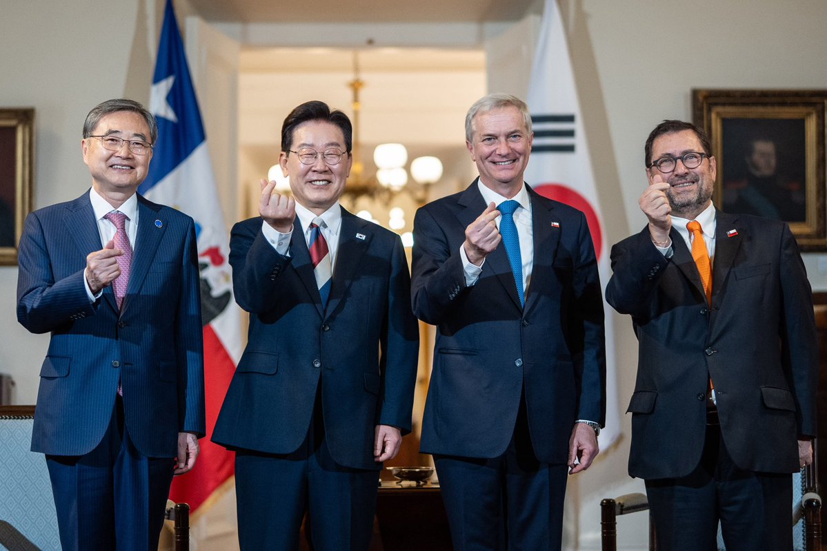 PresidenteKast's tweet photo. Chile y Corea están unidos por una relación de confianza que hemos construido durante más de seis décadas. Junto al Presidente Lee Jae Myung acordamos seguir fortaleciendo nuestros lazos, impulsando el comercio, la inversión y la cooperación para enfrentar juntos los desafíos del futuro.