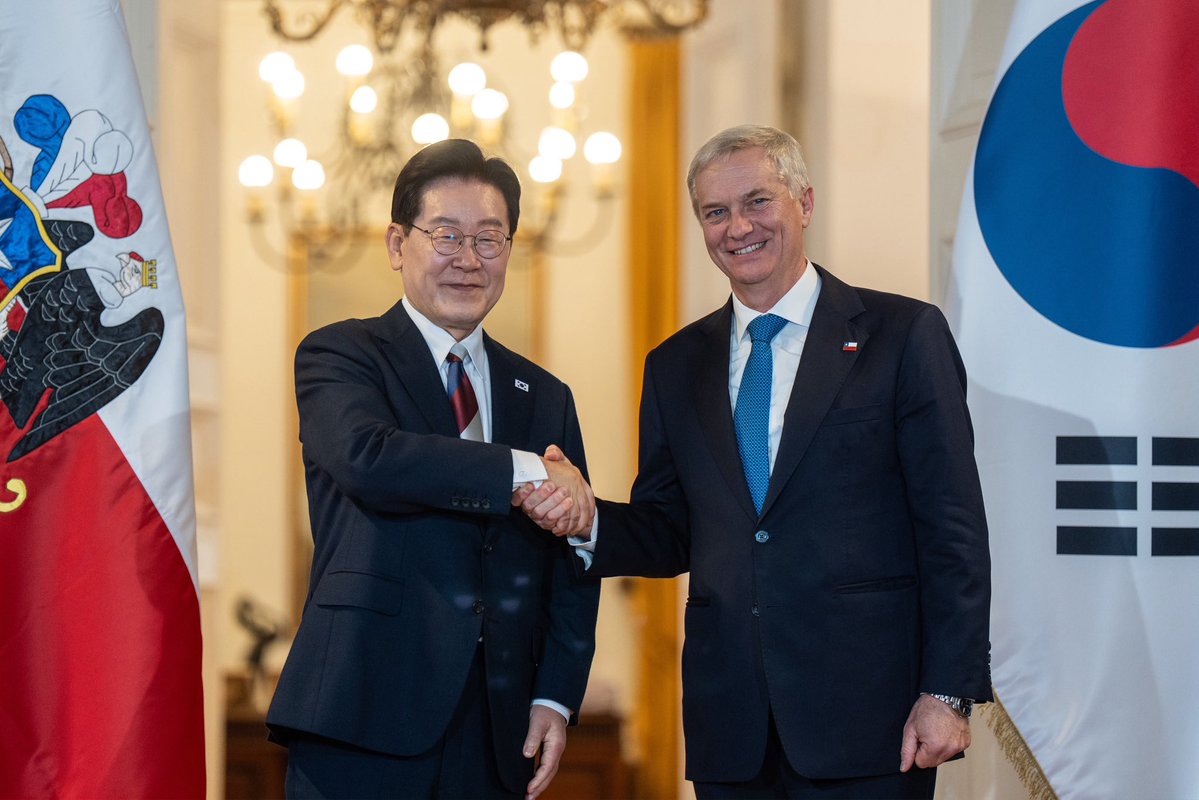 PresidenteKast's tweet photo. Chile y Corea están unidos por una relación de confianza que hemos construido durante más de seis décadas. Junto al Presidente Lee Jae Myung acordamos seguir fortaleciendo nuestros lazos, impulsando el comercio, la inversión y la cooperación para enfrentar juntos los desafíos del futuro.