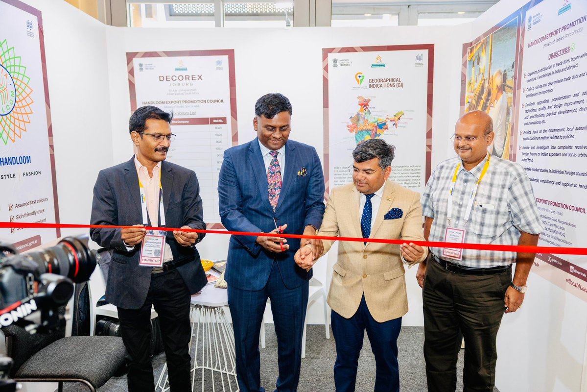 Kove1985's tweet photo. Happy to have inaugurated the India Pavilion at Decorex Exhibition in Johannesburg 

@indiainjoburg  is committed to enhance handloom exports from 🇮🇳
to 🇿🇦  

14+ Indian exhibitors under HEPC showcasing handloom heritage, craftsmanship & contemporary home décor.

@HEPC_India @TexMinIndia @indiainjoburg @MEAIndia 
@hci_pretoria @SudhakarDalela