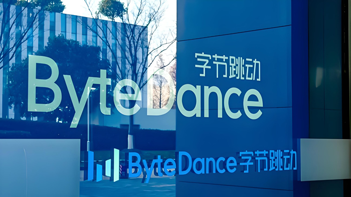 OR55102750's tweet photo. 【字节跳动豪赌AI：700亿美元能否买下一张船票？】‍‍TikTok母公司正以近乎孤注一掷的姿态冲刺人工智能赛道，但盈利难题与地缘政治风险如影随形。【更多详情】https://t.co/RuNgmU8FEF https://t.co/qi7ghvJNGb