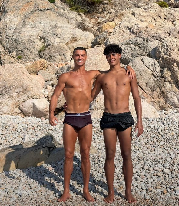 KDCGlobal_'s tweet photo. Cristiano Senior and Cristiano Junior: 

2022        vs.           2026. ✨ https://t.co/004FxO4zaK