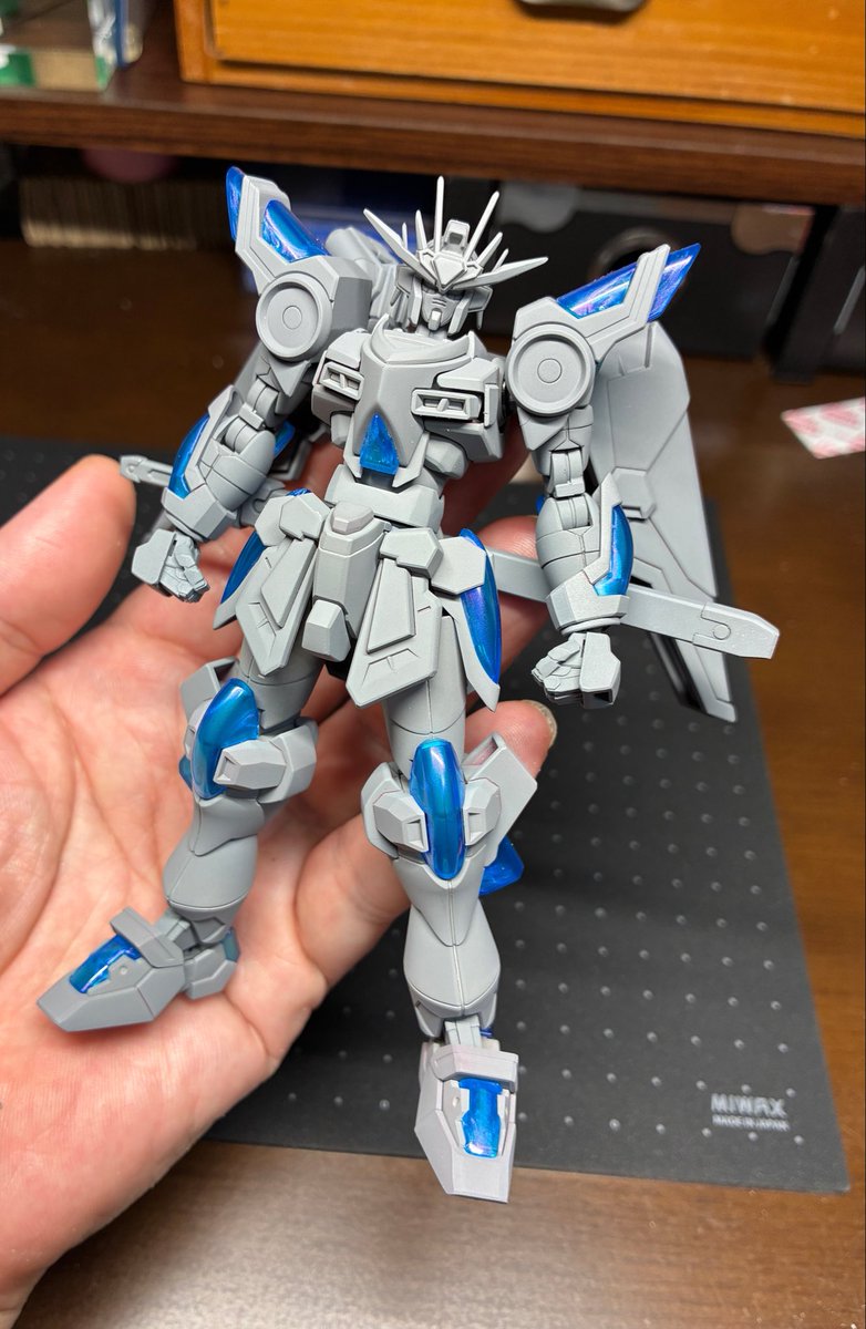 Aize_47's tweet photo. 本体のサフ吹きまで終わった〜
あとはエフェクトパーツを処理して塗装！
クリアパーツは普通に処理して良いんだろか？

最近暑過ぎて夏バテ気味

#ガンプラ https://t.co/sXybwHlFGA