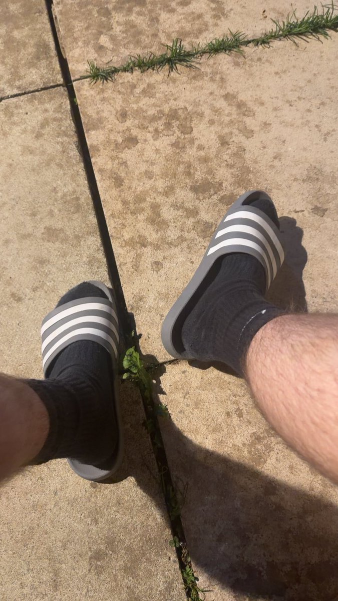 findomadam's tweet photo. Out in the garden smoking a joint for my bday whoโs stepping up I wanna drain some wallets ๐๐
#findom #cashmaster #ukmaster #chav #scousemaster #nsfw #nsfwtwt #trampling #footfetish #footworship https://t.co/mvPaeAwsQW