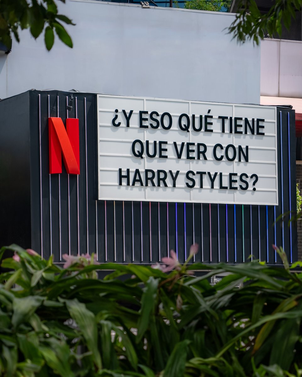 NetflixLAT's tweet photo. Como último acto de amor por Harry Styles, veré 'Una noche en Mánchester' y dejaré este mensajito en el Parque Hundido de la CDMX 🤩 #MarquesinaNetflix https://t.co/dKzt1wx9ge