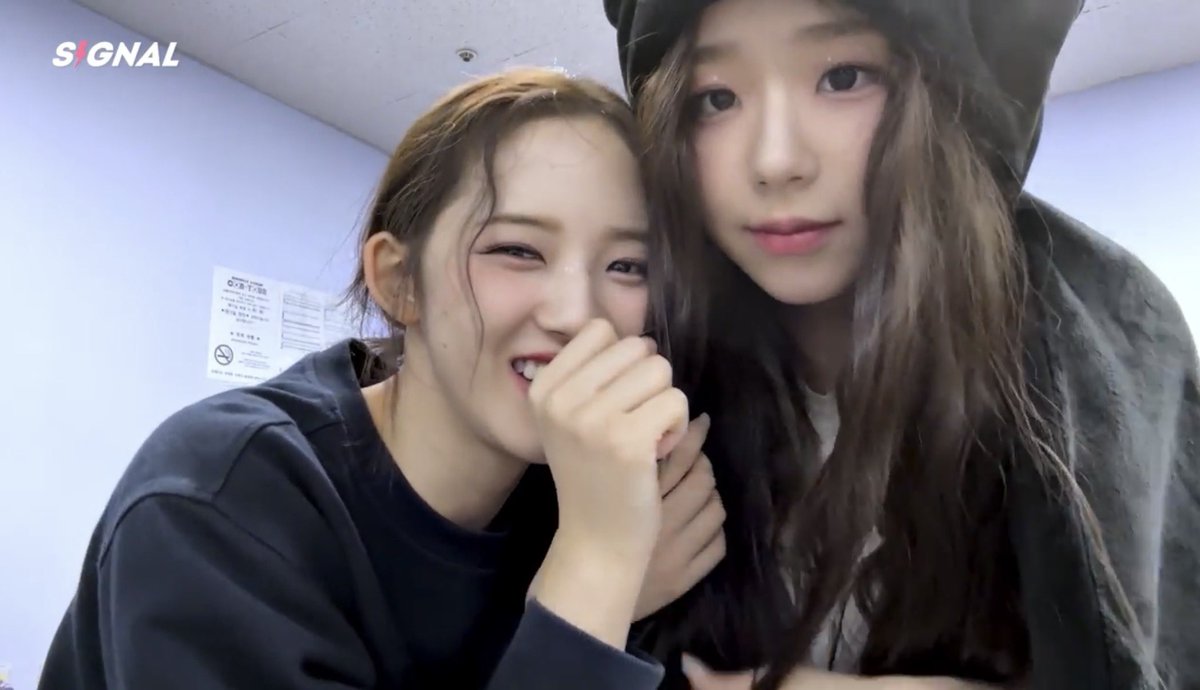 mokameino's tweet photo. missing them a bit too much recently 

the way chaeyeon just hugs jiwoo like that out of nowhere 🚬 https://t.co/zDt2TvEHFp