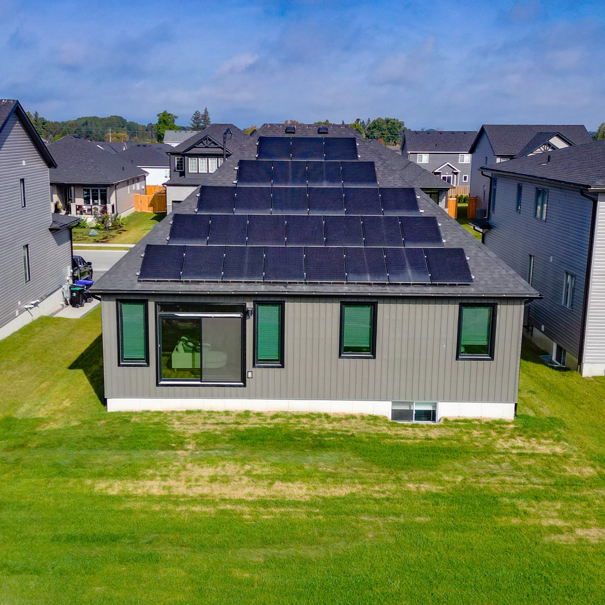 chbanetzero's tweet photo. “Elmvale Village” is a Production Net Zero Home by @HuronCreek, a @SIMCOECOUNTYHBA member.
Designed for downsizers 55+, it includes 3 main-floor bedrooms and a laundry, solar panels, and a smart whole-home energy monitor that tracks usage and generation.
#NetZero #NetZeroHomes https://t.co/Ygqw8MYR8K