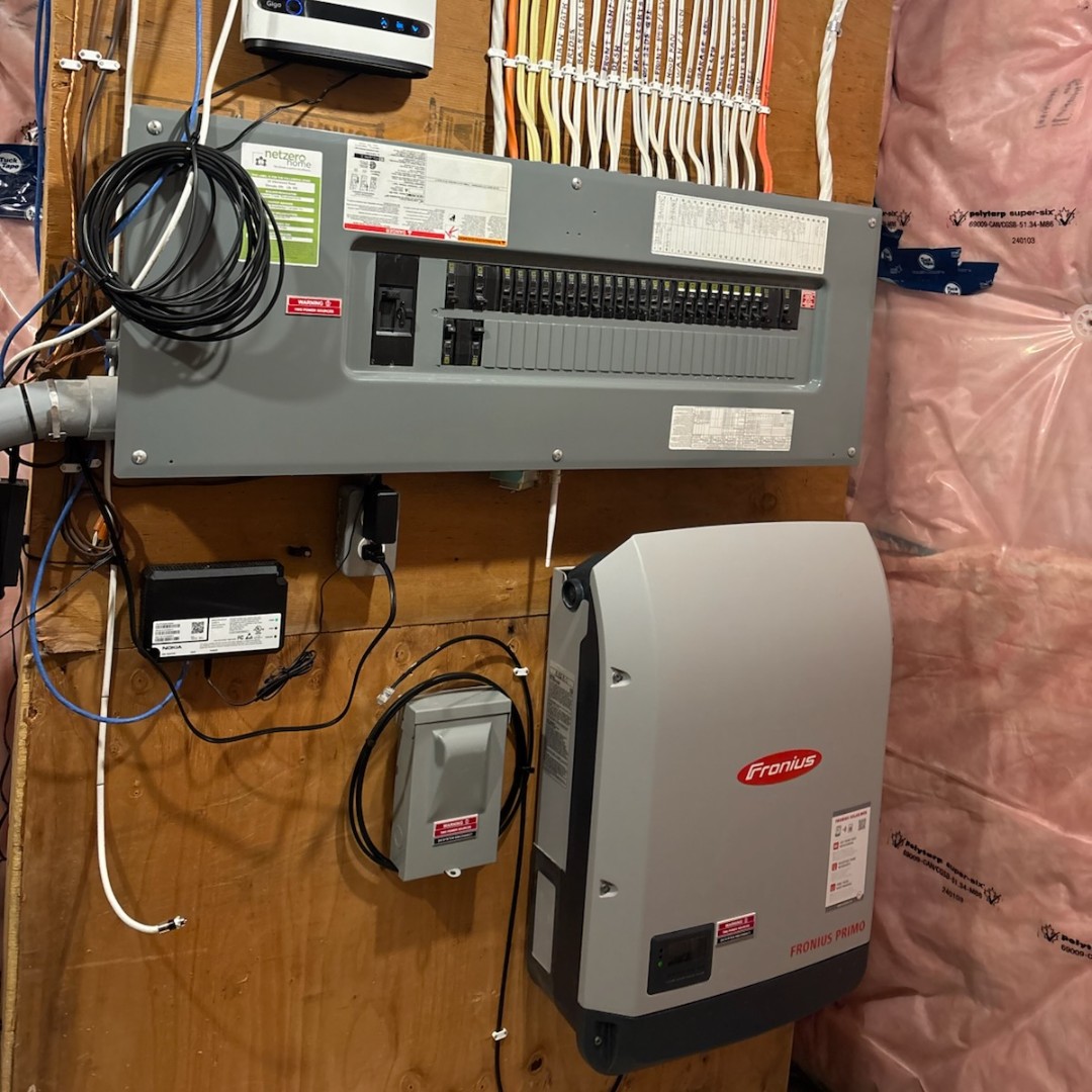 chbanetzero's tweet photo. “Elmvale Village” is a Production Net Zero Home by @HuronCreek, a @SIMCOECOUNTYHBA member.
Designed for downsizers 55+, it includes 3 main-floor bedrooms and a laundry, solar panels, and a smart whole-home energy monitor that tracks usage and generation.
#NetZero #NetZeroHomes https://t.co/Ygqw8MYR8K