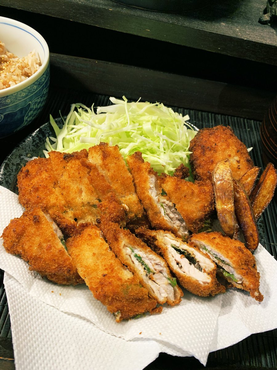 paimyan's tweet photo. 【大葉ミルフィーユ豚カツ＋メンチ・ポテトMIX定食】

早朝ごはん第二弾！！

朝から豚カツ美味し過ぎ🐽🍚🕺✨✨

ハンバーガーの残りを揚げたメンチといい
ちっこい生メークインのポテトも
線切りシャキシャキキャベツと大根のお味噌汁も旨し♪

#酒呑拵 https://t.co/wecoDNDxZ7