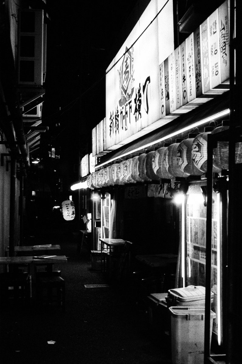 Darkside_photo_'s tweet photo. After Hours
.
📸Olympus om2000 
🎞Ilfordhp5 
.
.
Late nights, paper lanterns, and high contrast. The quiet side of the city.
.
.
#streetphotography ​#BlackAndWhiteStreet ​#NightPhotography ​#yokocho ​#UrbanNoir https://t.co/Jjev4YKq4g