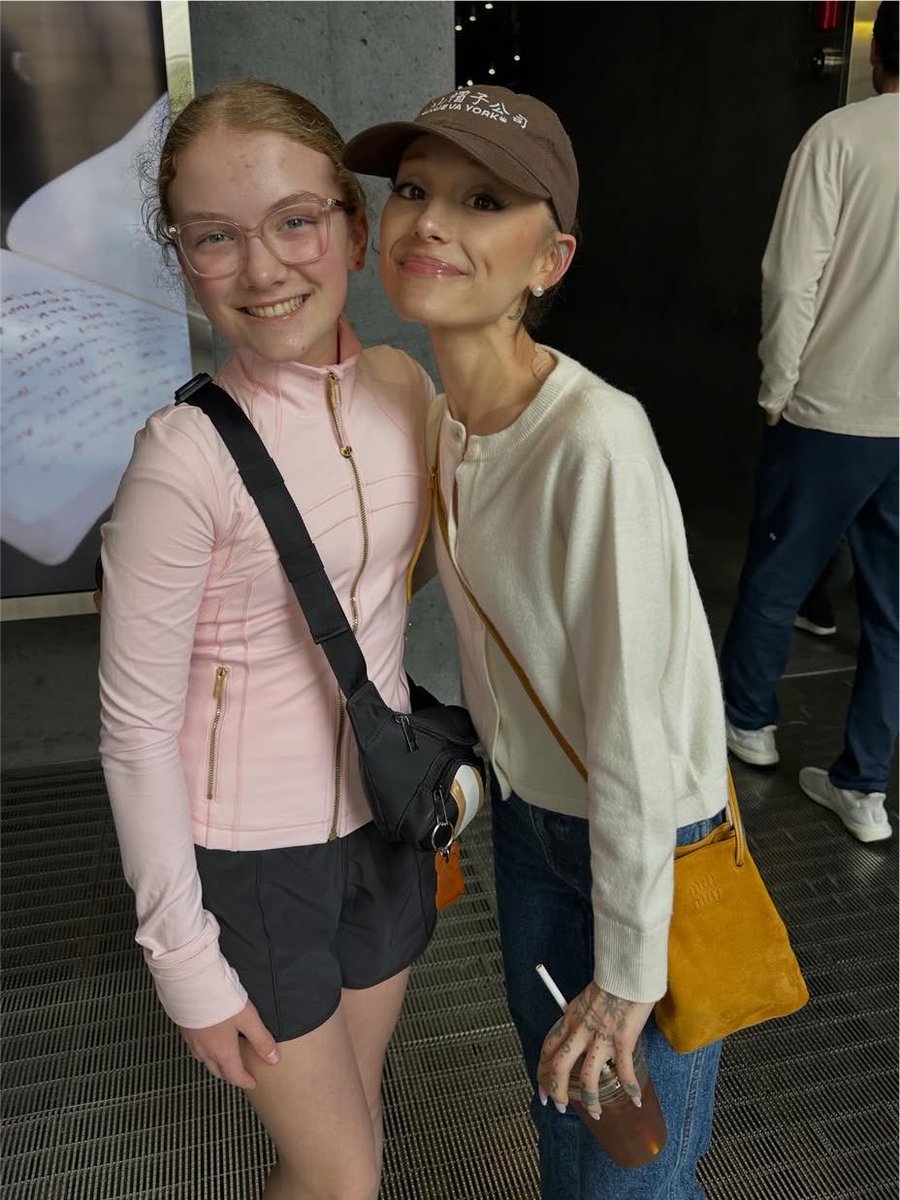 EsTendenciaEnX's tweet photo. ''Ariana Grande'':
Por comentarios sobre que se la vio en la calle con una fan https://t.co/Nb3Y9V71Q6