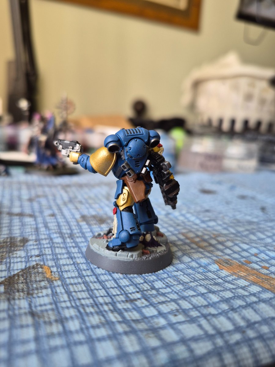 brickinstine's tweet photo. Finished my second mini, don't like the color for the tyranid growth and I don't know what color to paint the gravel under the rubble, but otherwise I'm pretty happy with it. https://t.co/ALaUlRDaUH