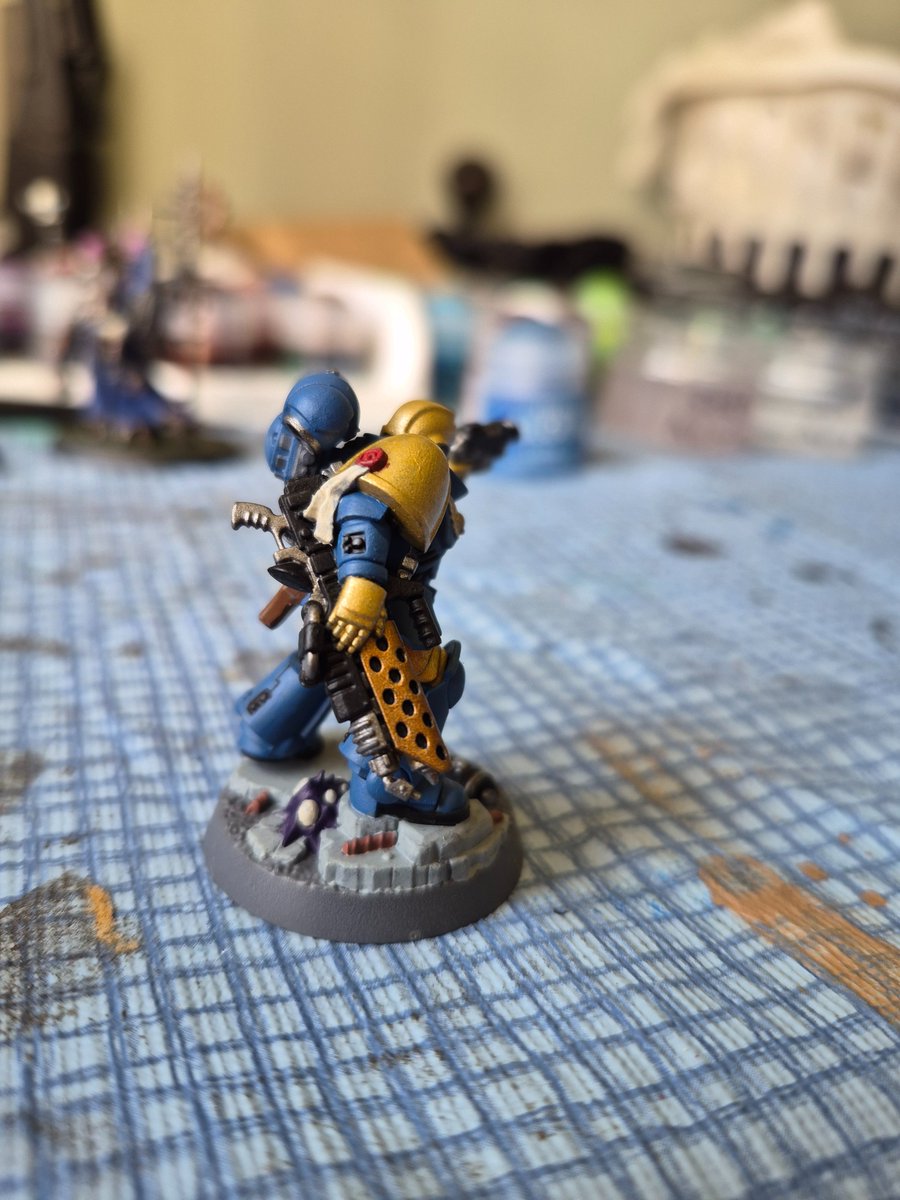 brickinstine's tweet photo. Finished my second mini, don't like the color for the tyranid growth and I don't know what color to paint the gravel under the rubble, but otherwise I'm pretty happy with it. https://t.co/ALaUlRDaUH