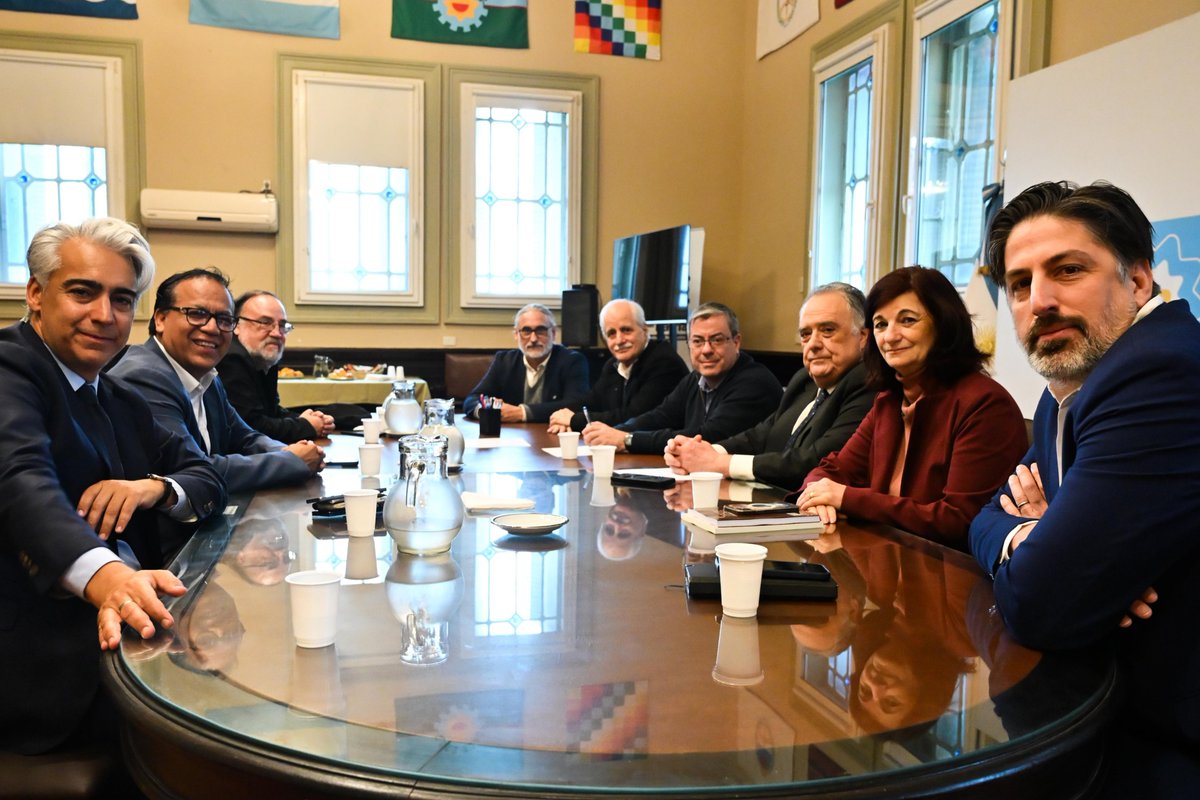 eduardofvaldes's tweet photo. Recibimos en el bloque @Diputados_UxP a @RobertoSanchP , dirigente político y ex candidato a presidente del Perú, y a @marcoporchile
dirigente chileno y fundador del Grupo de Puebla @ProgresaLatam.

Junto a nuestro presidente de bloque @gerpmartinez y las y los compañeros/as @kellyolmos, @JorgeTaiana @javieroandrade,  @trottanico y @LEBasterra conversamos sobre los desafíos para lograr consolidar la democracia y la integración en la región.

En ese sentido, todos reafirmamos  nuestro compromiso por una latinoamerica unida y plural.