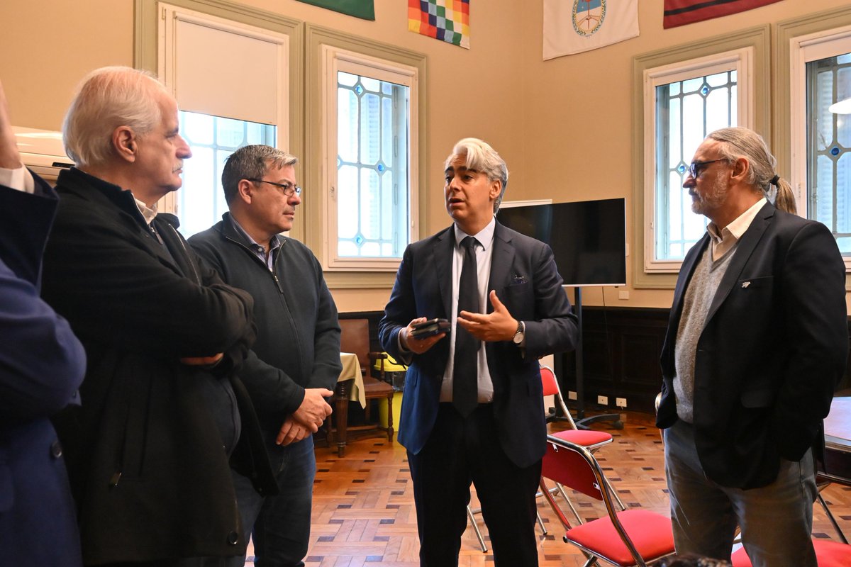eduardofvaldes's tweet photo. Recibimos en el bloque @Diputados_UxP a @RobertoSanchP , dirigente político y ex candidato a presidente del Perú, y a @marcoporchile
dirigente chileno y fundador del Grupo de Puebla @ProgresaLatam.

Junto a nuestro presidente de bloque @gerpmartinez y las y los compañeros/as @kellyolmos, @JorgeTaiana @javieroandrade,  @trottanico y @LEBasterra conversamos sobre los desafíos para lograr consolidar la democracia y la integración en la región.

En ese sentido, todos reafirmamos  nuestro compromiso por una latinoamerica unida y plural.