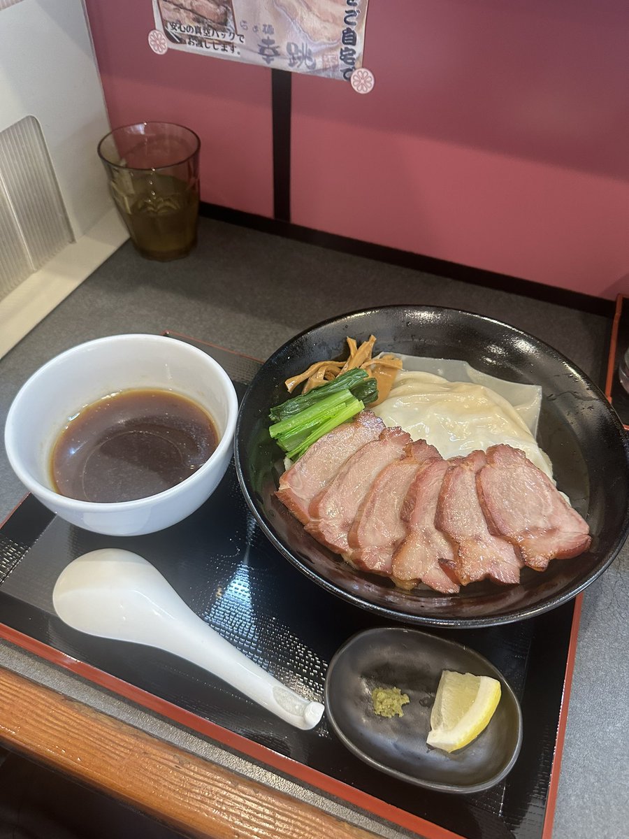 senjusan's tweet photo. らぁ麺幸跳
手打ち醤油つけ麺
炭火焼き焼豚4枚増し
メニューリニューアルして手打ちになってからお初🫣
茹だるような暑さの中僕以外に早くから並ぶ人いるのかな？と気持ちはポールで来店したらいつもお世話になってるMRさんがいるじゃあーりませんか😅
鶏の分厚い旨みに醤油のコクとキレが絶妙に調和したスープは僕好みでめっちゃ美味いがね〜🤤
加水率50%超えだという手打ち麺はもっちもちをイメージしていたがどちらかというとむっちむちかな🤔
歯を押し返すようなしなやかな弾力と噛みごたえのある力強いコシが存在感を強烈にアピールしポテンシャルの高さを見せつける😙
ランダムな舌触りや食感が実に愉しげ🤭
手揉みされてることもありスープの絡みも抜群で旨みを持ち上げ口へと運んでくれる😋
香ばしい風味が堪らない炭火焼き焼豚は言わずもがな流石幸跳さんの名物だけあるわ😏
次は塩も食べてみたいが醤油の美味さを知ってしまったからどうしようかな？🫣笑
例年通り秋に向けて秋刀魚や鯖のつけ汁とか登場すれば激アツなんだが…まあ楽しみは秋まで取っておこうかね😂