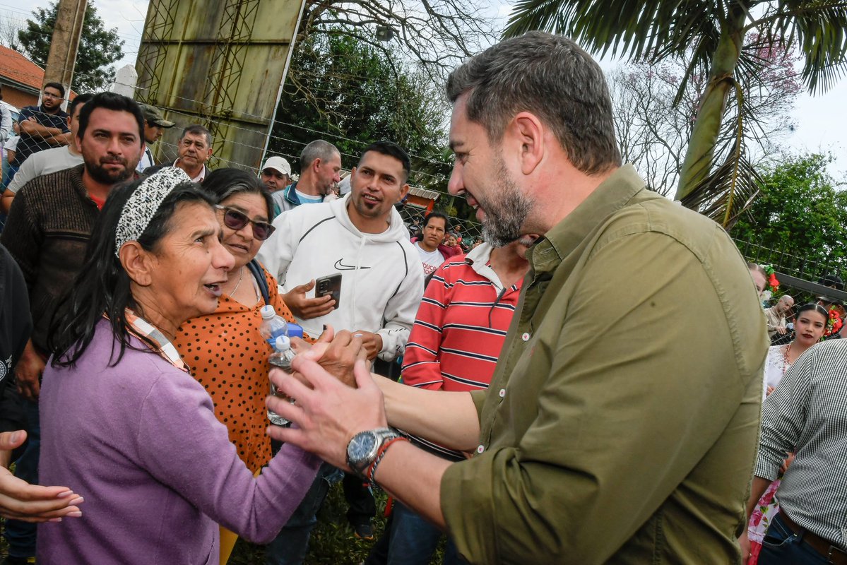 ViceParaguay's tweet photo. ¡Grandes beneficios para Alto Verá! 

“Gracias por el cariño de siempre. Nos vamos con la satisfacción de haber compartido una gran jornada de trabajo y con el compromiso de seguir cerca de nuestra gente”. Vicepresidente @AllianaPedro https://t.co/Pg6CNc29z3