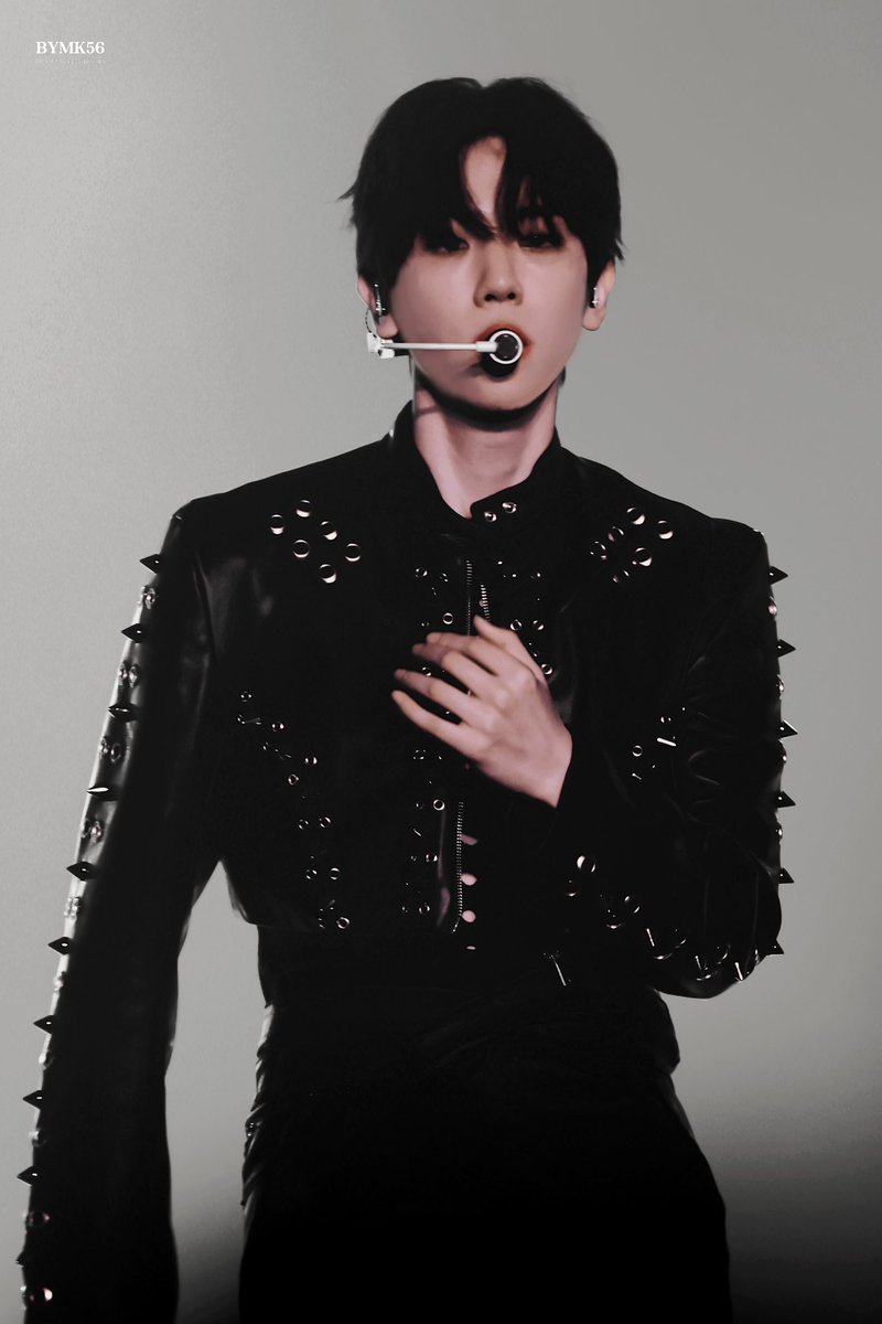 hourly baekhyun 🤍 tweet media