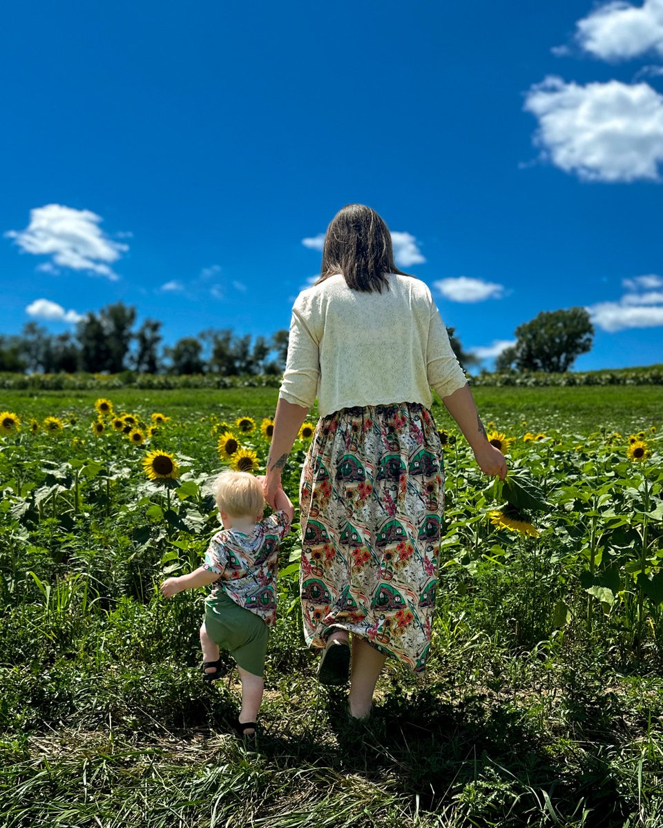 cheyrassic's tweet photo. It was hot and and sunny today, so I went to a new coffee shop &amp; sunflower field with my little dude (in matching LOTR sunflower outfits, of course)! https://t.co/VD31WGAGYN