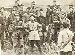 dudiaohan1's tweet photo. 毛泽东们大力宣传：军民鱼水情、军民一家亲、淮海战役的胜利是人民用推车推出来的……

事实：1945年12月17日黄克诚给中央军委电报：“我军所到之处有如蝗虫，人民怨声载道”。

当时的沈阳，万径人踪灭，百店家家关。共军一来，开口就要几万。民间流传民谣：“不怕鬼子来抢粮，就怕八路喊大娘！”
…… https://t.co/PLNAyo67tu