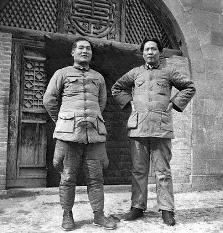 dudiaohan1's tweet photo. 毛泽东们大力宣传：军民鱼水情、军民一家亲、淮海战役的胜利是人民用推车推出来的……

事实：1945年12月17日黄克诚给中央军委电报：“我军所到之处有如蝗虫，人民怨声载道”。

当时的沈阳，万径人踪灭，百店家家关。共军一来，开口就要几万。民间流传民谣：“不怕鬼子来抢粮，就怕八路喊大娘！”
…… https://t.co/PLNAyo67tu