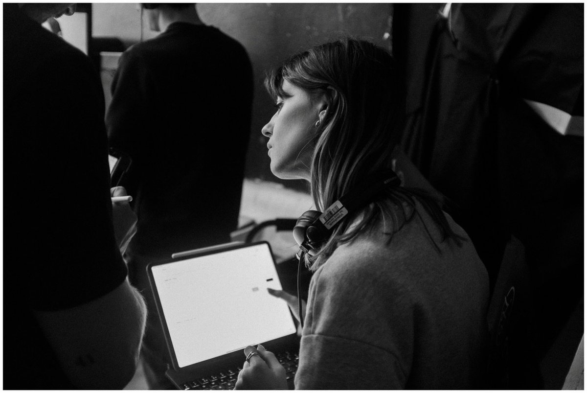 daisyedgarcom's tweet photo. Daisy Edgar-Jones behind the scenes of Ben Seed's "Twain". https://t.co/QTbwoHLrQi