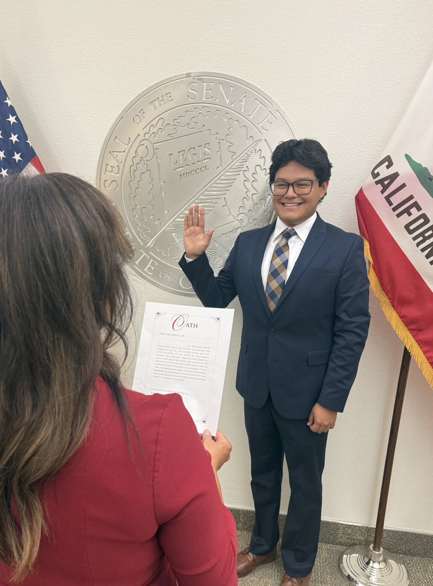 SenOchoaBogh's tweet photo. Today, I had the pleasure of swearing in Joel Hernandez as the newest member of our District Office team.

I’m excited to welcome Joel to #TeamOchoaBogh and look forward to the great work he’ll do serving the residents of #SD19. Please join me in welcoming him! #CASenate https://t.co/7rqxFY8BRX