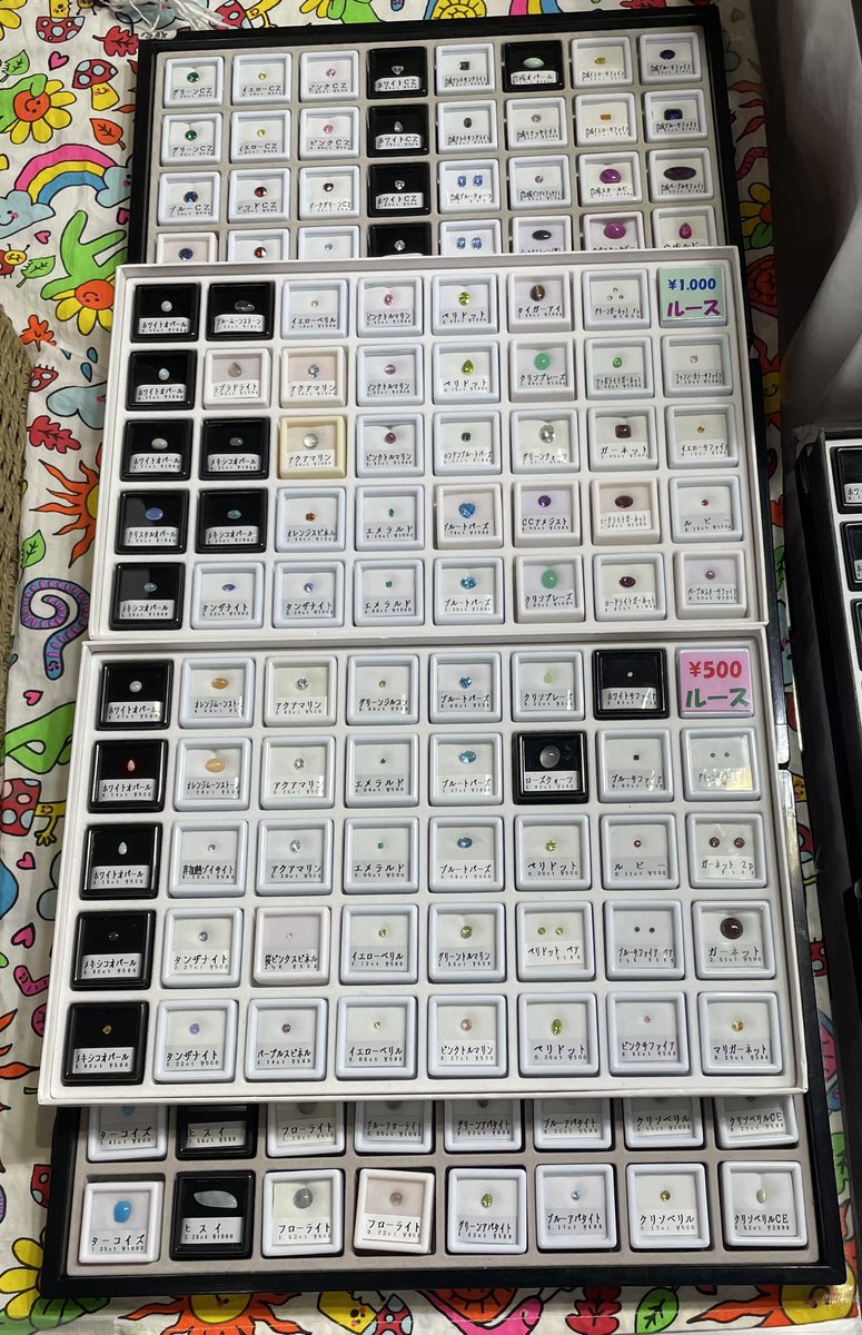 hfm0610's tweet photo. ミネラルザワールドin仙台が間もなく開場です！！
今回の新着品、最近人気の500円／1000円ルース、ブースの雰囲気です！😊
うちのブースは開場ホール中でなく…エレベーター出てすぐです！！

皆様のご来場、お待ちしております！🙇‍♀️ https://t.co/90ZLm3rQUW