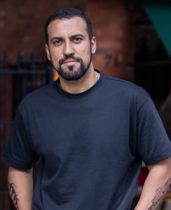 nossodramabr's tweet photo. Gente, e essa teoria do Joel (Ricardo Teodoro) ser filho do Arthur (Antônio Fagundes) em #QuemAmaCuida? Pra mim é quase confirmada já kkk

- Joel disse que a mãe dele (Francesca) era excelente cozinheira.
- Rosa revelou ontem que a antiga cozinheira do Arthur se chamava "Fran".
- Disse também que o Arthur tinha uma quedinha por essa cozinheira.

Vem aí, né? O que me pega é o que tem por trás disso... por que ela escondeu o filho? Vão revelar como ela morreu? E se a Diná, com ciúmes, foi quem a matou?