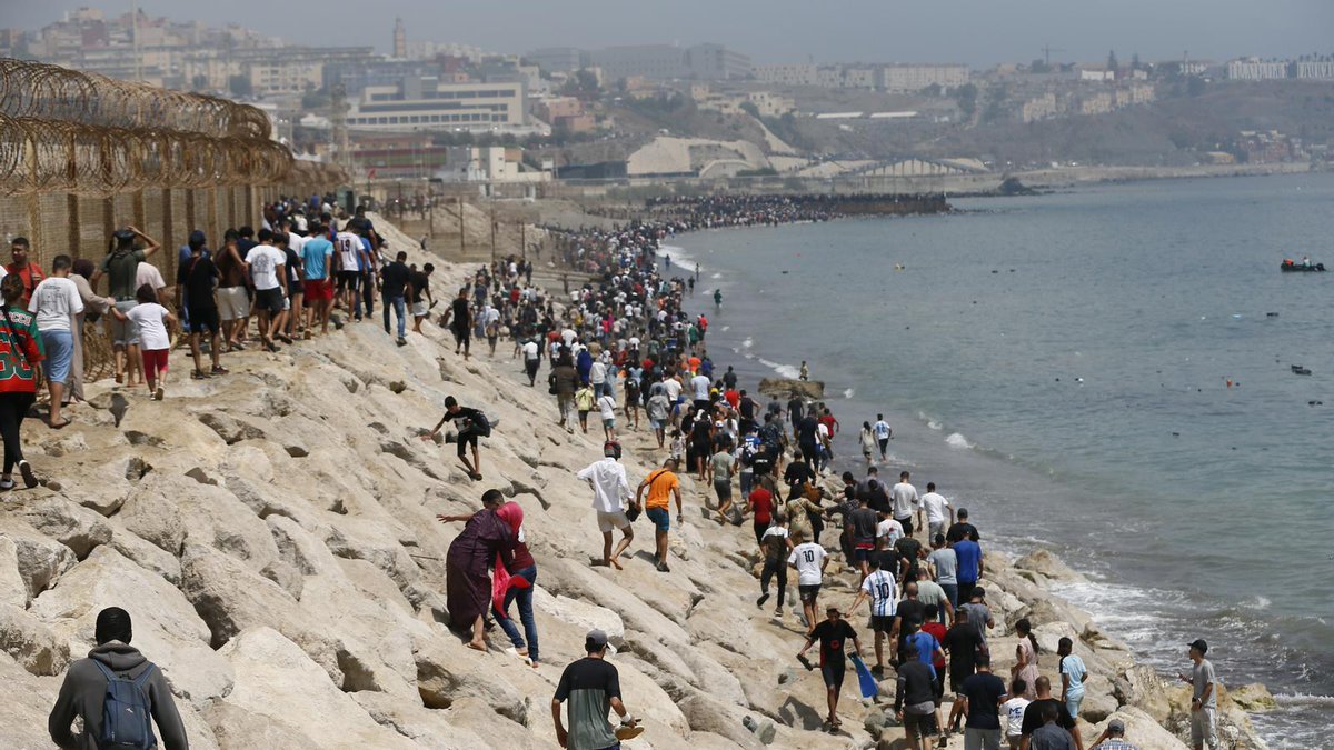 InfosFrancaises's tweet photo. "URGENCE HUMANITAIRE" : Depuis plusieurs heures, des milliers de migrants affluent illégalement sur l'enclave espagnole de Ceuta depuis le Maroc. Au moins neuf personnes sont mortes. Ce soir, l'armée espagnole est déployée alors les arrivées continuent. 

L’Espagne et le Maroc annoncent de prochaines expulsions express, pratique condamnée par le droit humanitaire international.

La cheffe du gouvernement italien Giorgia Meloni s'est dit "prête" à "suspendre l'accord de Schengen avec l'Espagne".