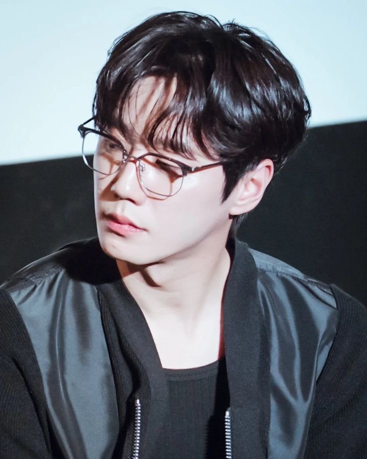 1stnotee's tweet photo. 시은이가 성제 목울대를 참 좋아할 것 같다는 생각
자기보다 더 도드라진 부분 만지는 거 좋아할 것 같음
가만히 쳐다보길래 왜? 하면 눈 깜빡이다가
손 천천히 올라와서 목 만지작거리는데
그러면 성제 긴장해서 침 꿀꺽.

"...또 움직여봐." https://t.co/r3mftFegVp